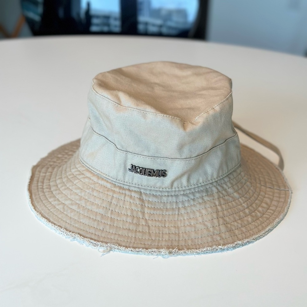 JACQUEMUS BUCKET HAT